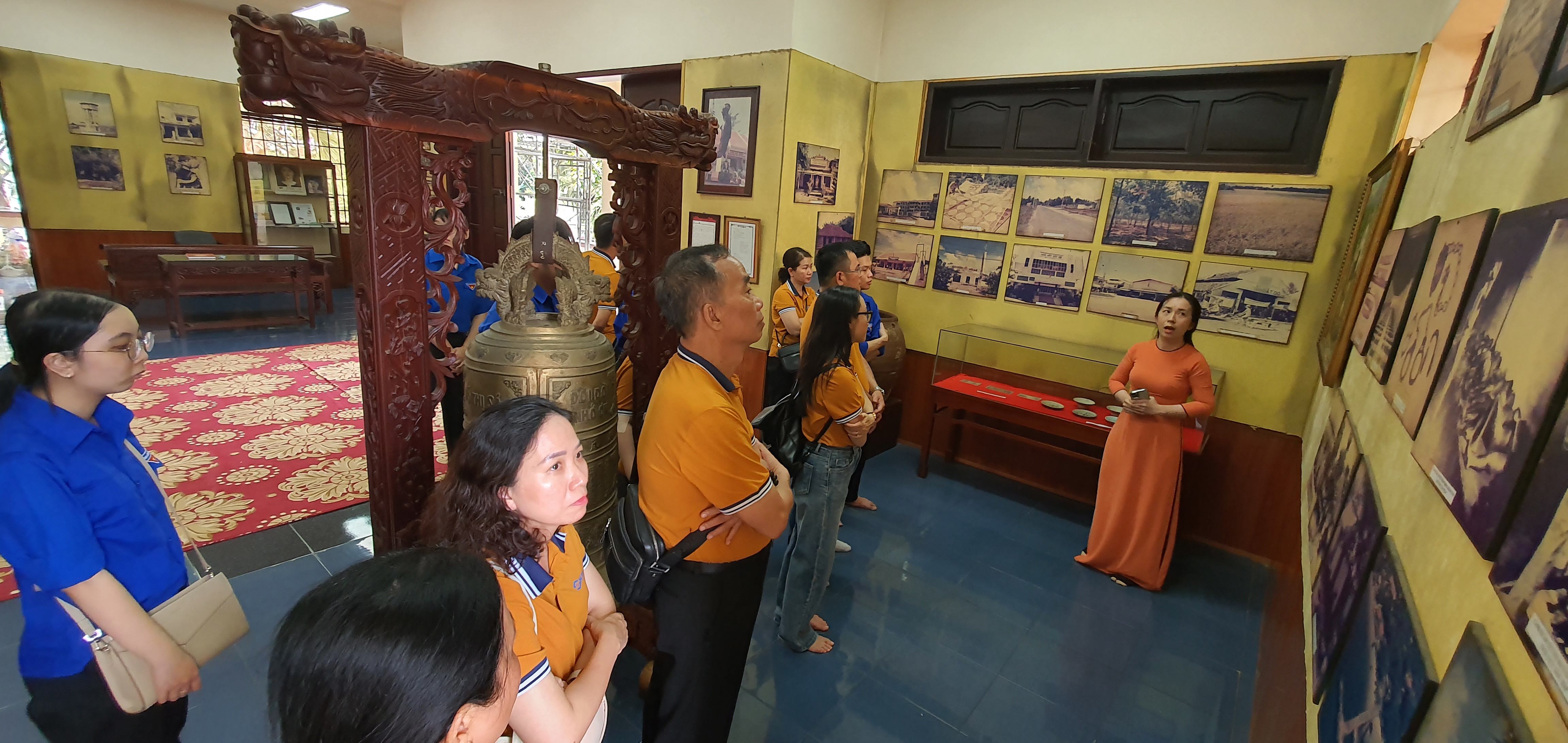 Đoàn được nghe thuyết minh giới thiệu về cuộc đời hoạt động của Anh hùng Liệt sĩ Võ Thị Sáu